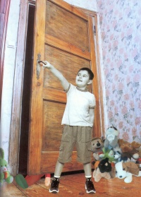 Chłopiec przy drzwiach
